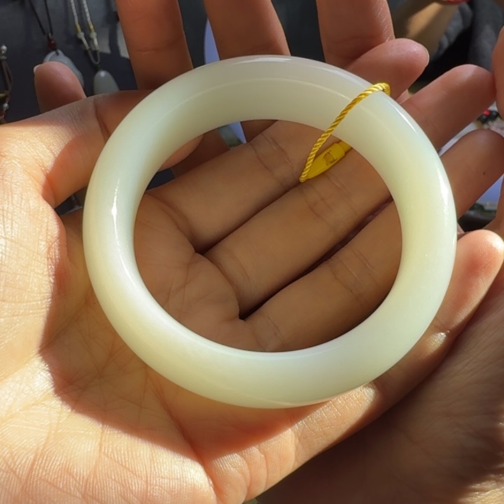 追***6和田玉未镶嵌手镯