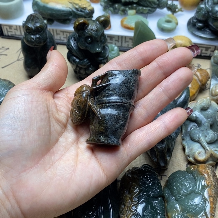 透闪石质玉挂件未镶嵌用****4