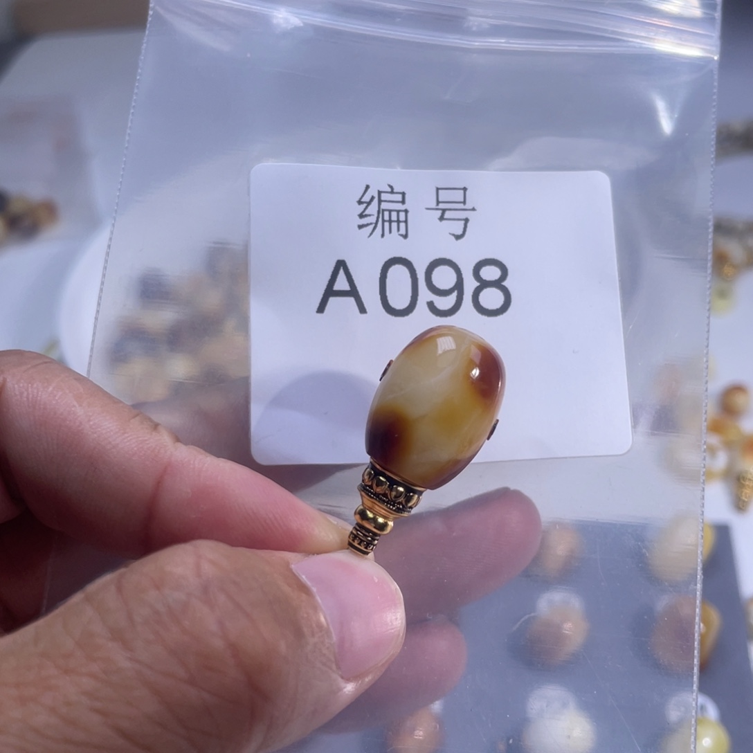 打***邪琥珀未镶嵌裸石蜜蜡