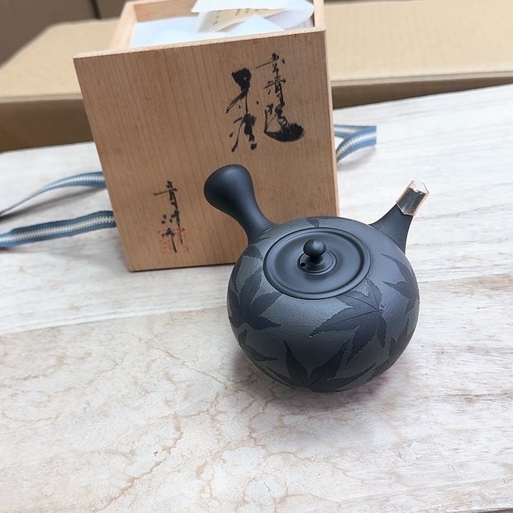 精品瓷器。