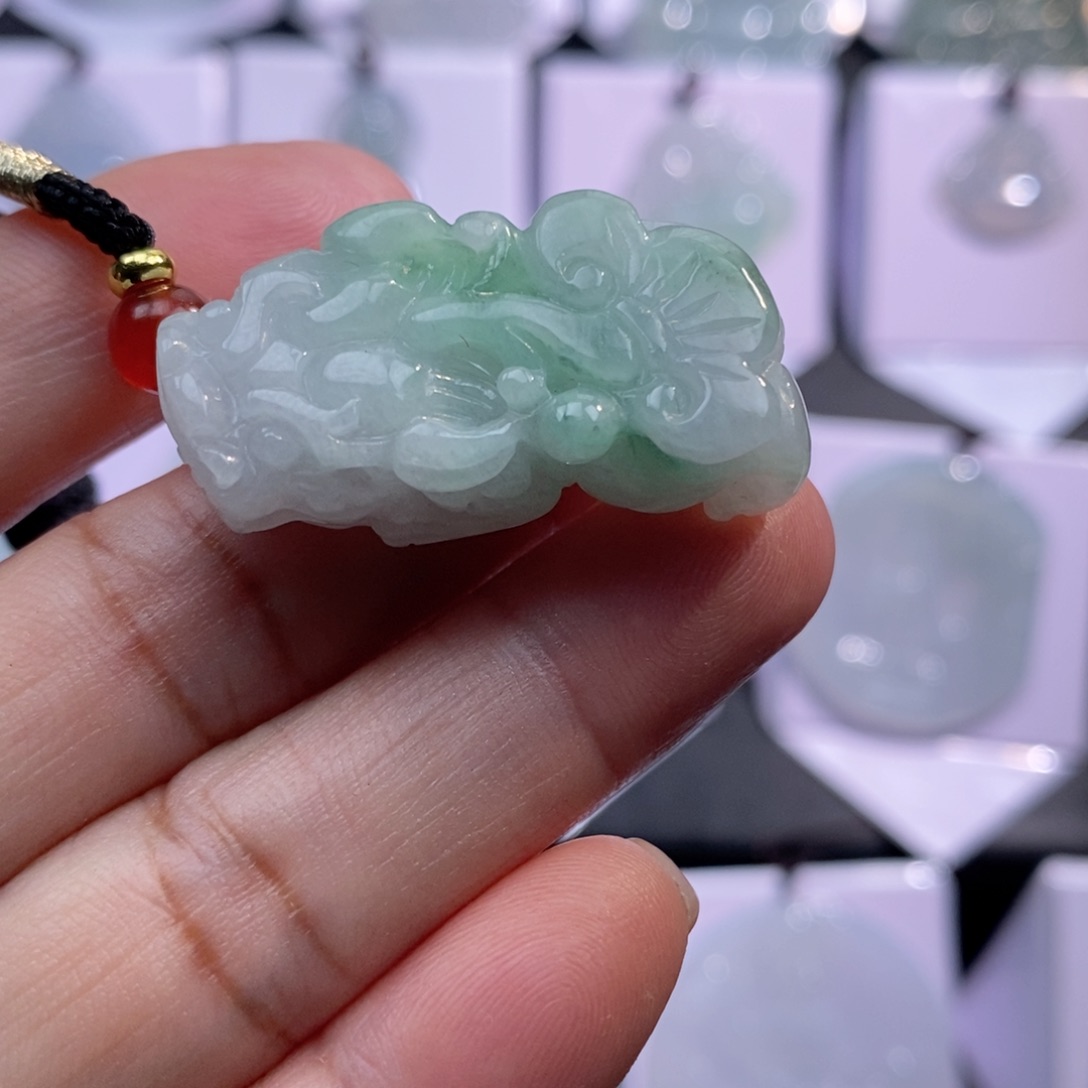 翡翠未镶嵌颈饰貔貅