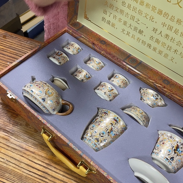 孤品茶具套装等。        