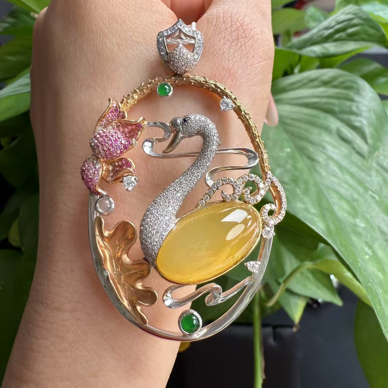 【珍韵珠宝】翡翠18k金镶吊坠8111424