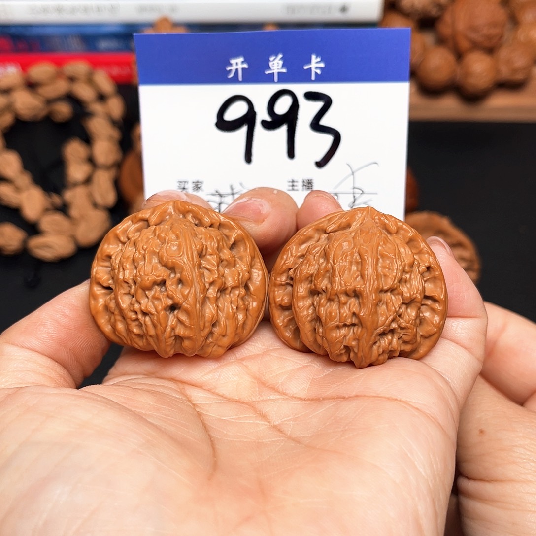 吊坠桃核球白38尺。 