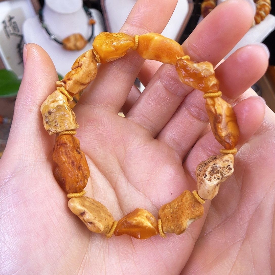 琥珀珠宝奇石未镶嵌。