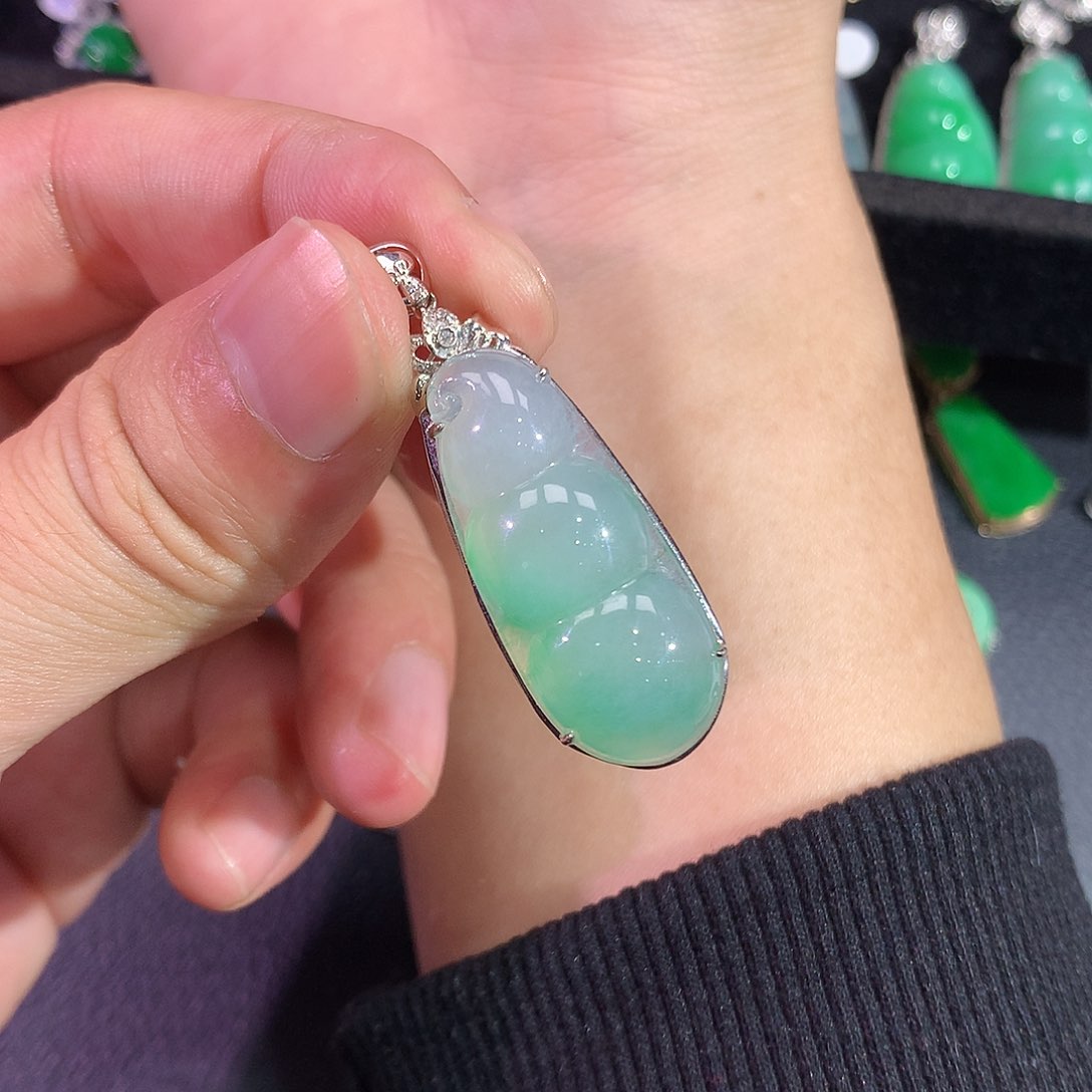 翡翠吊坠(赠链)18K金镶嵌