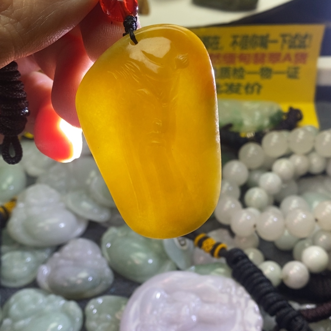 翡翠未镶嵌颈饰天然满黄缅甸翡翠