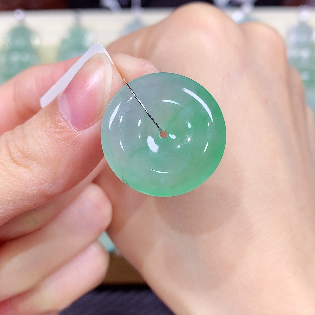 翡翠未镶嵌颈饰平安扣