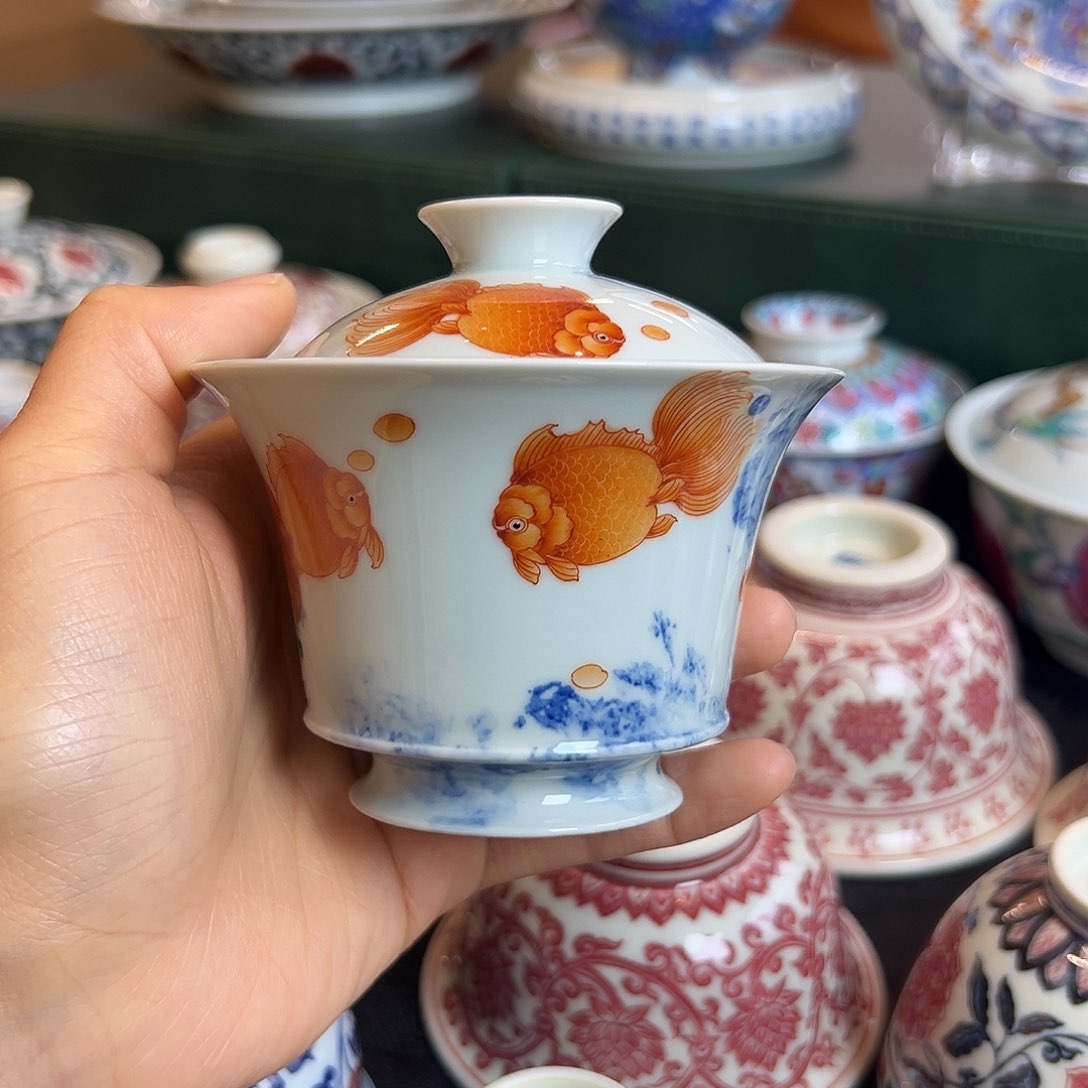 H手绘矾红鱼马蹄盖碗