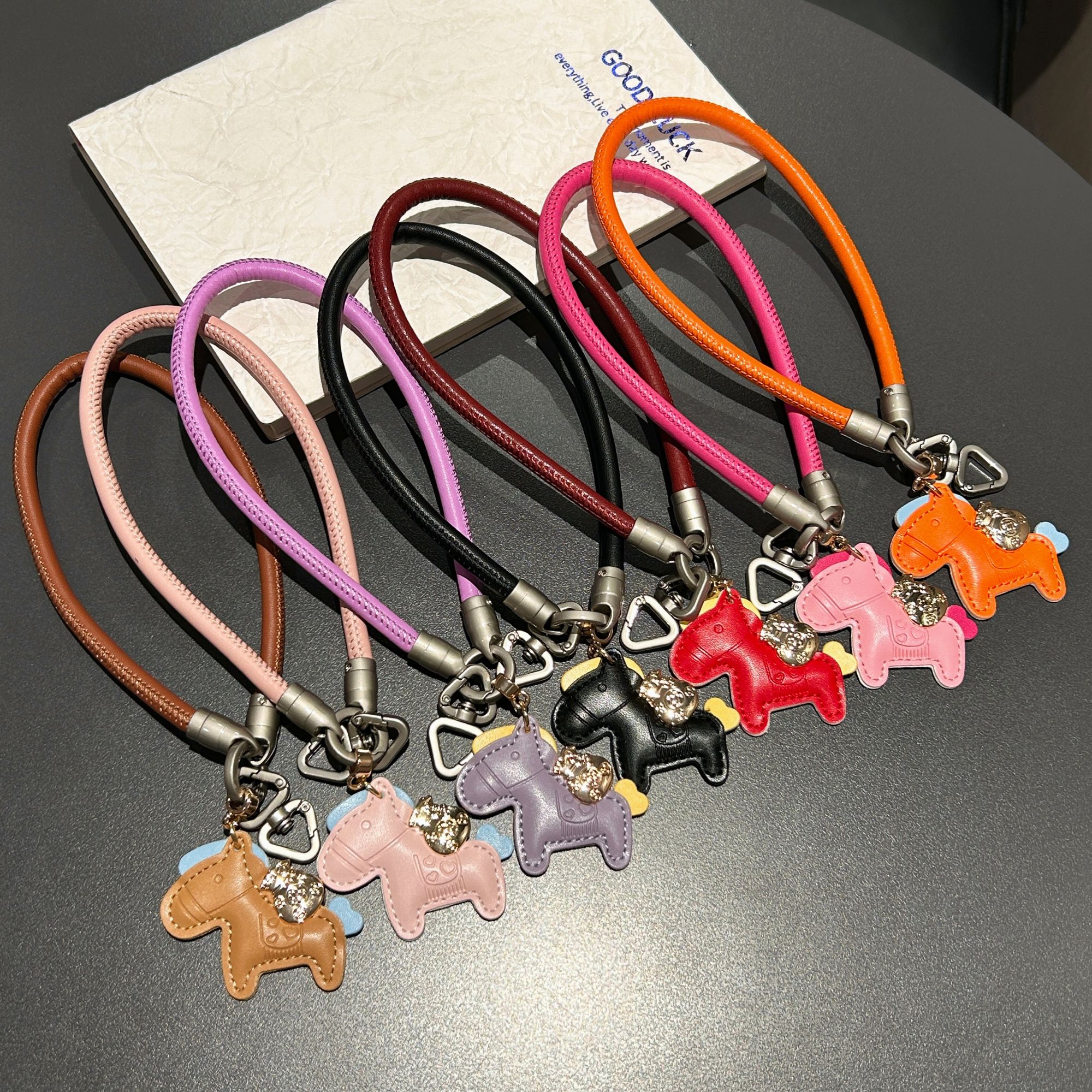 手机挂绳轻奢皮质手腕绳福袋小马吊坠短款女个性包包挂饰吊绳防丢