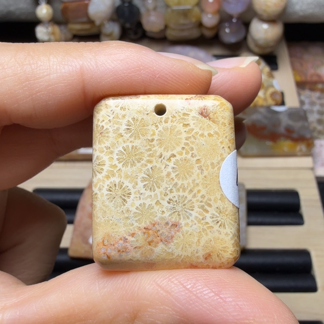 硅化玉未镶嵌黄飘红，可盘