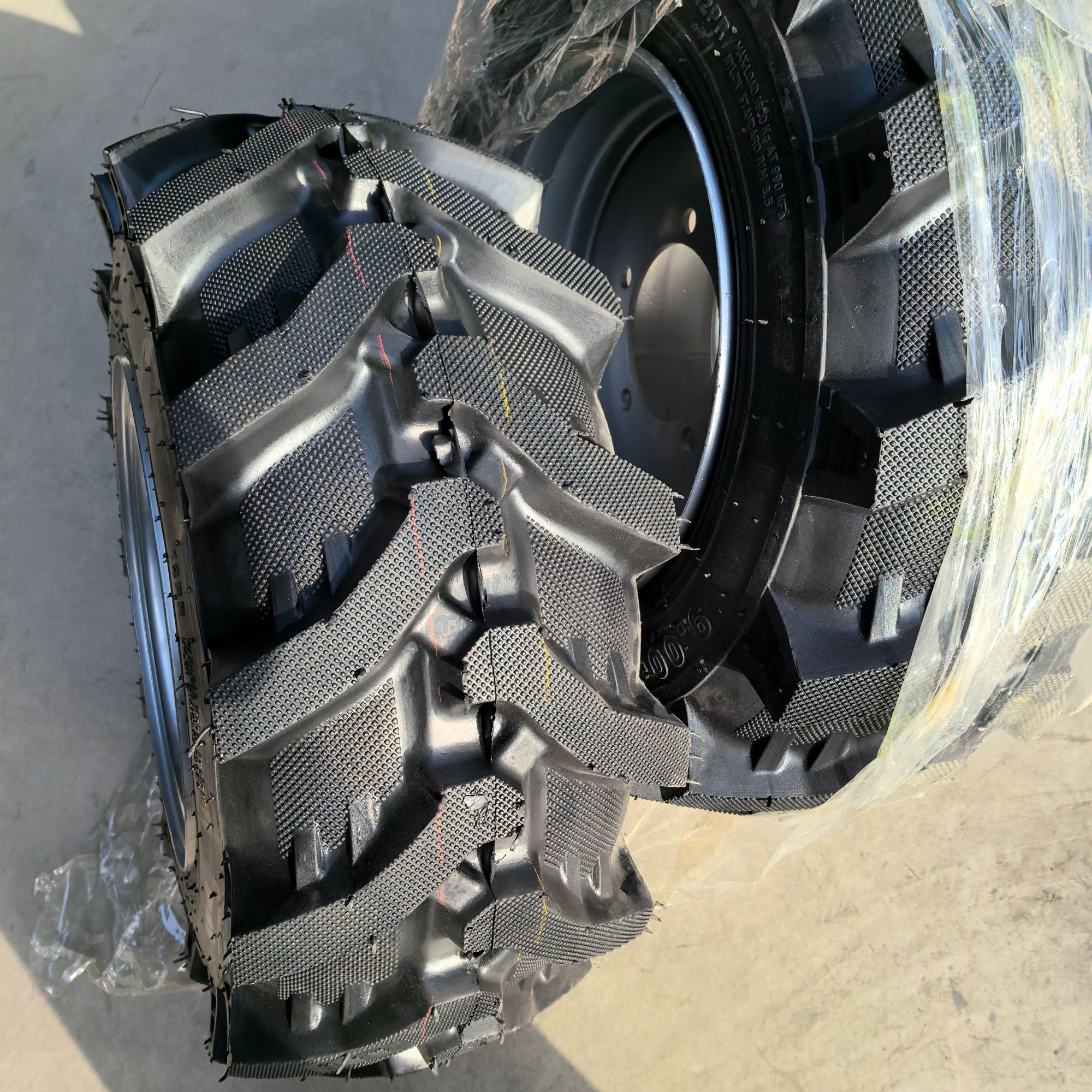 宽高24cm×59cm两条承重2吨，可替换5.00-12五孔高抓地高耐磨韧性强