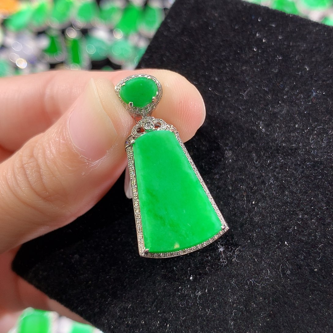 翡翠18K金镶嵌颈饰