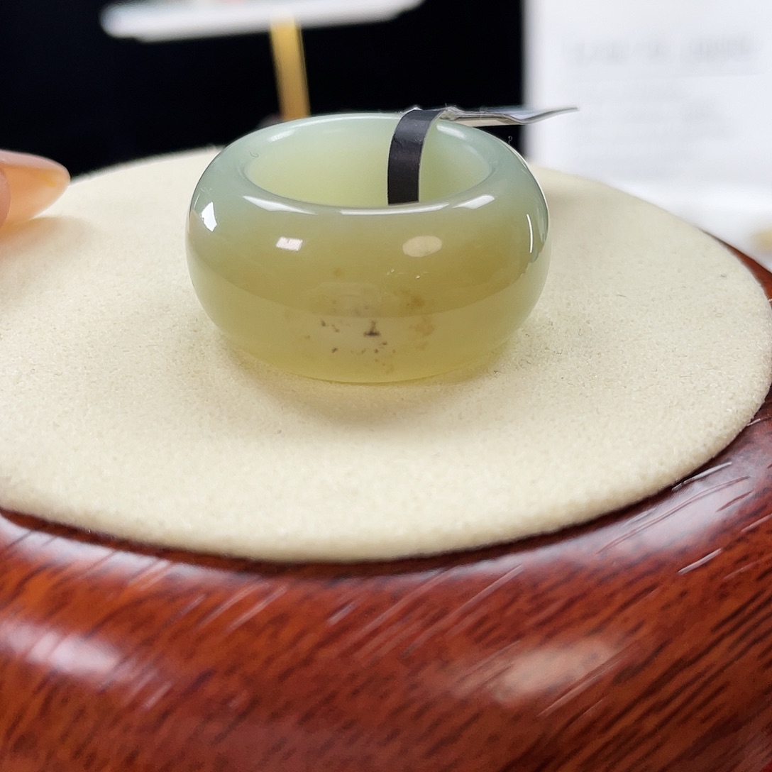 和田玉未镶嵌戒指P8一口糖俄绿轮胎18.8不退换