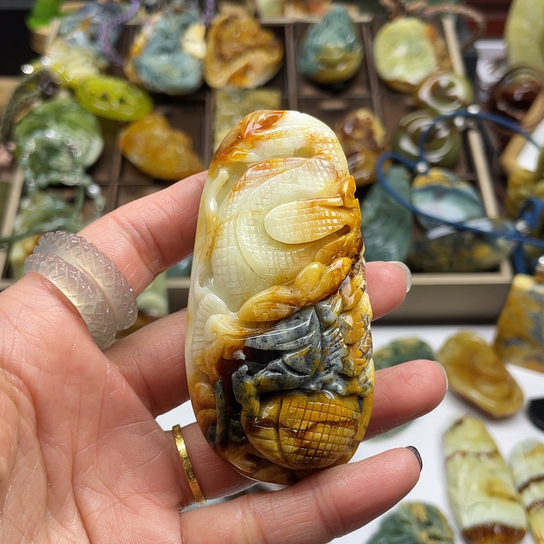 岫玉未镶嵌颈饰花玉龙手玩原皮