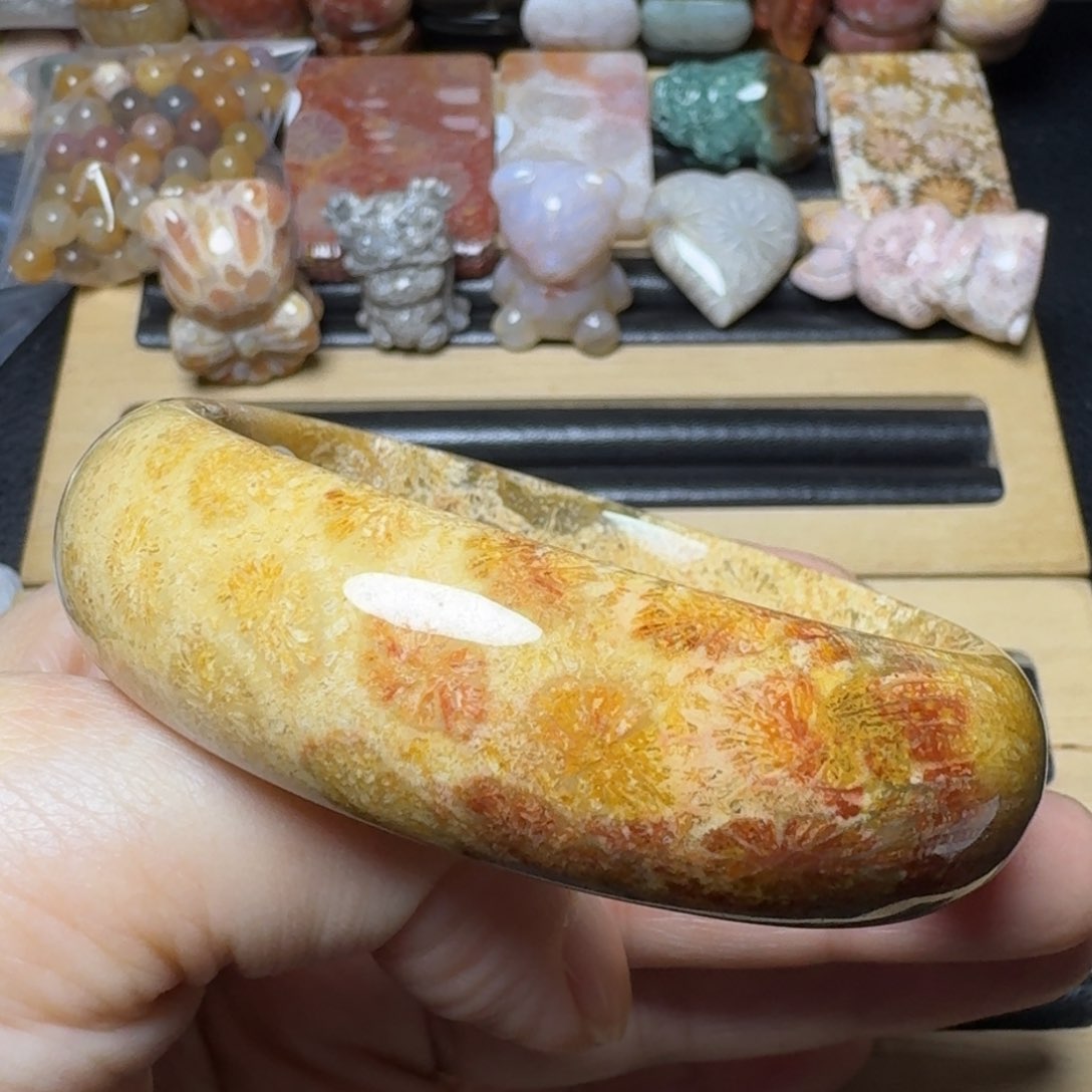 硅化玉57.5带红色的皮花未镶嵌