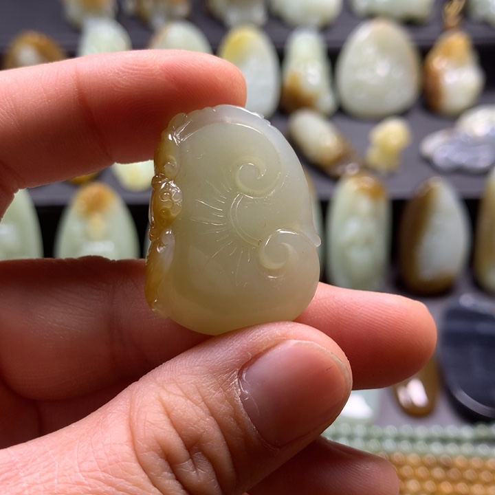 和田玉未镶嵌颈饰