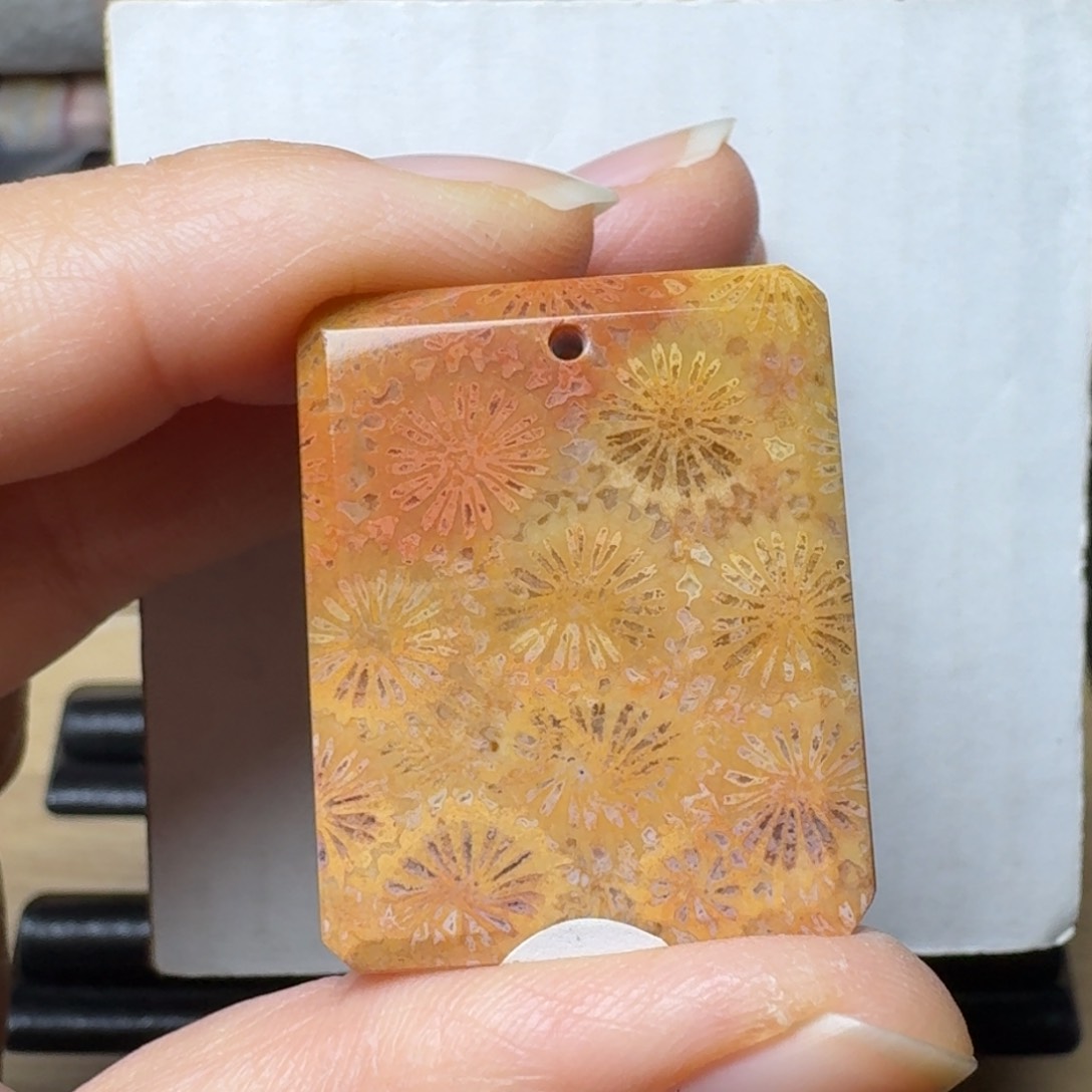 硅化玉黄飘桔红 可盘，手工牌未镶嵌