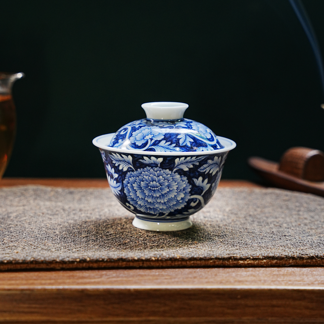 阳春白雪缠枝牡丹釉里红盖碗