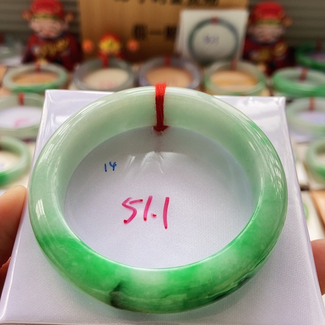 翡翠手镯未镶嵌12绿底阳绿半山12