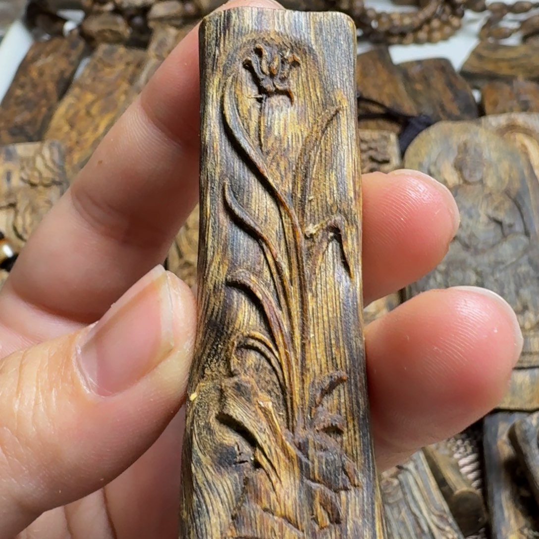 沉香吊坠兰花雕刻牌6.8克