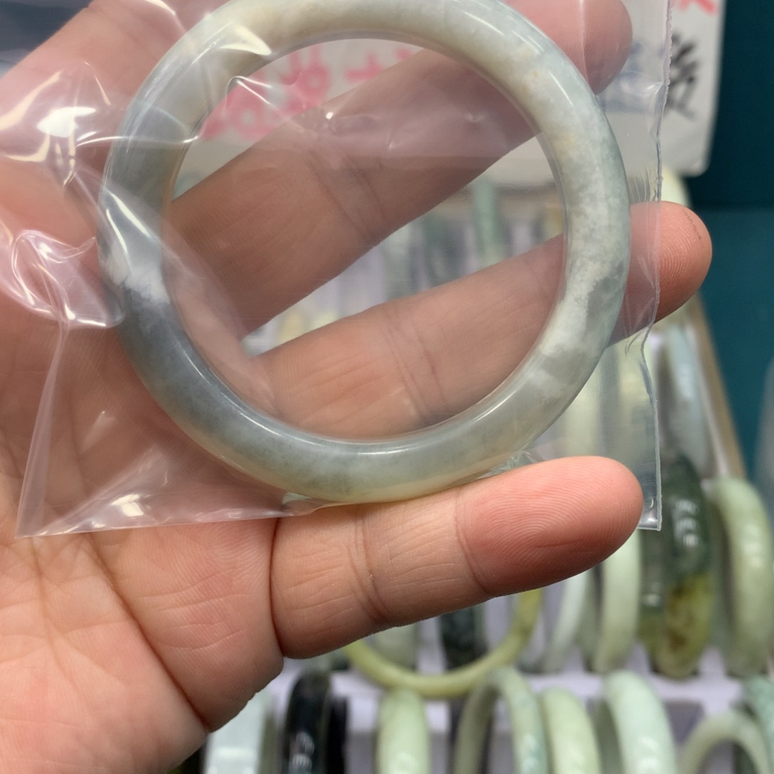 ****.蛇纹石玉未镶嵌手镯