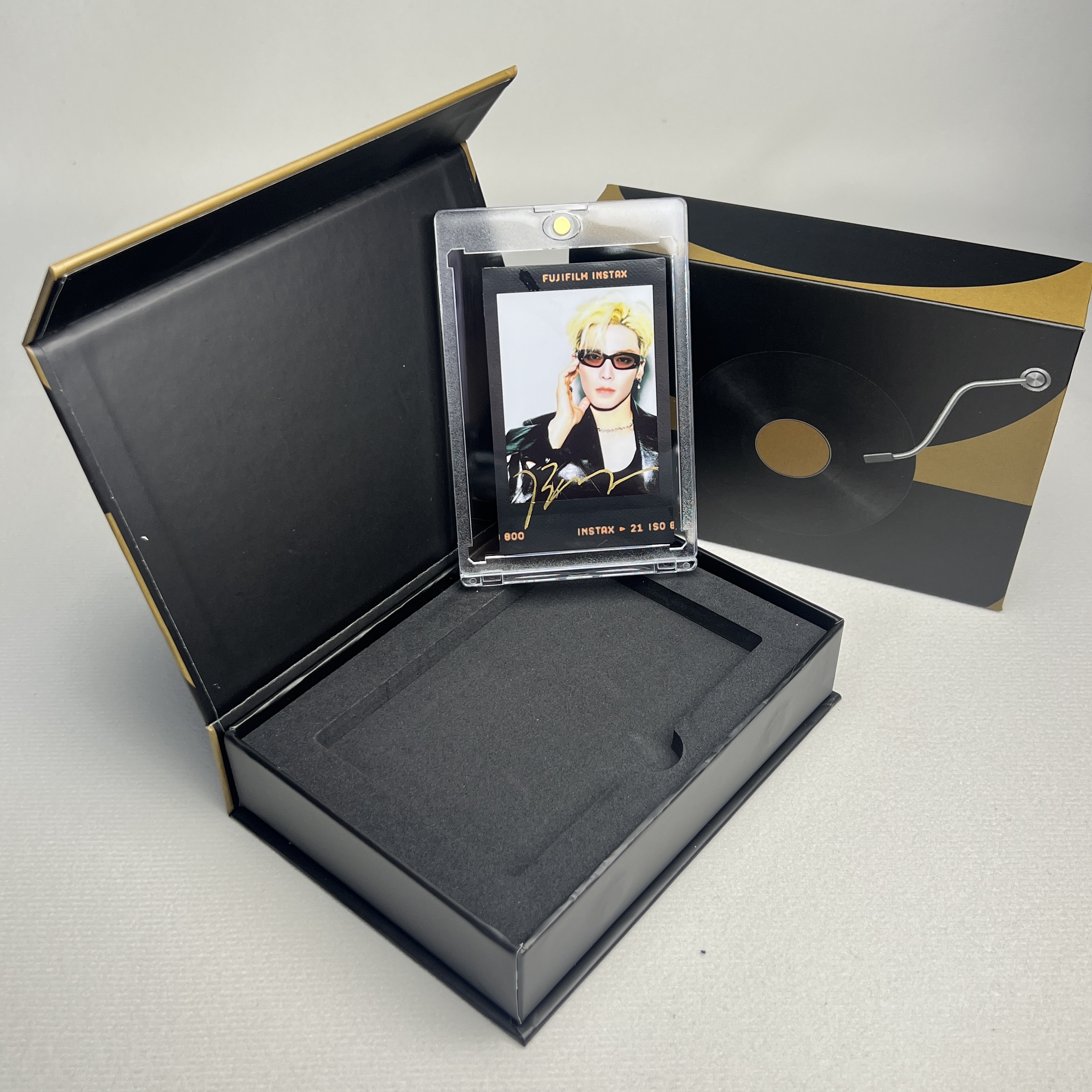 N6471侯明昊 签名正品拍立得照片 黑胶