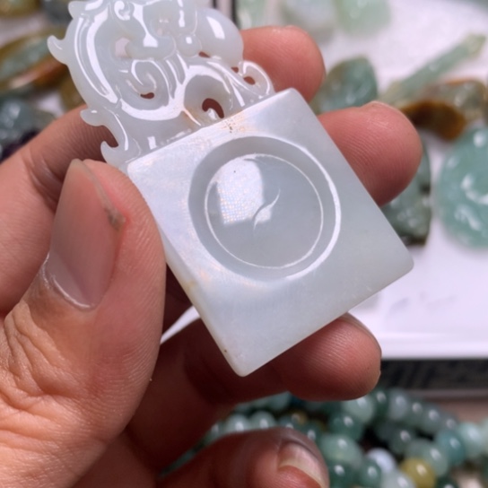 翡翠颈饰未镶嵌翡翠