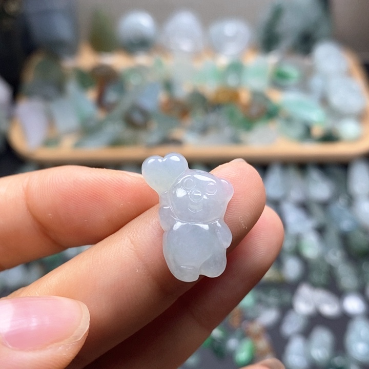 翡翠未镶嵌颈饰小熊