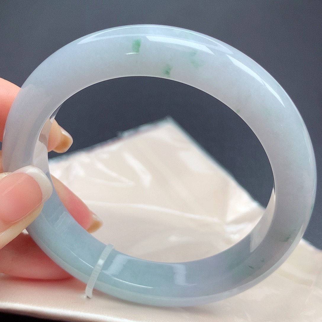 翡翠手镯未镶嵌60圈口