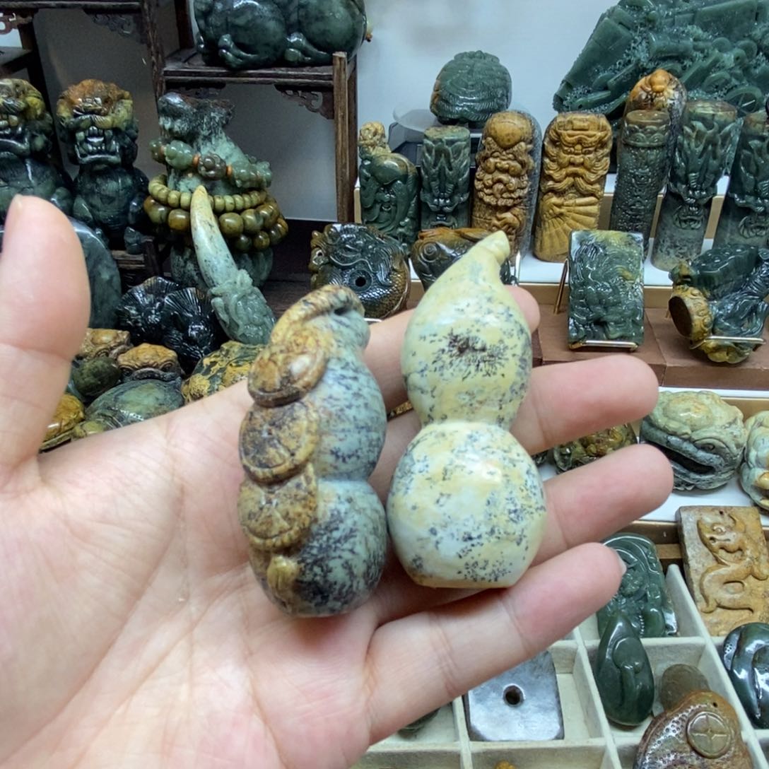 未镶嵌岫岩河磨玉（透闪石质玉）把件