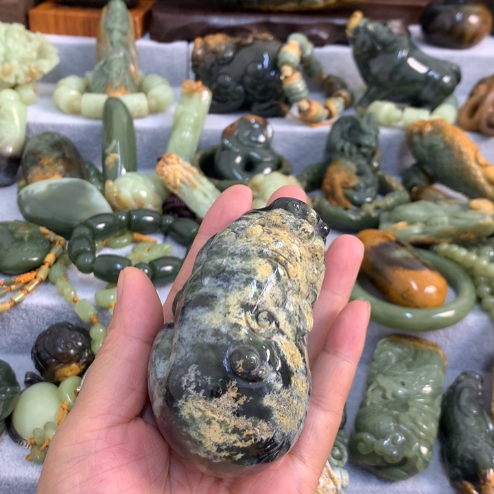 未镶嵌岫岩河磨玉（透闪石质玉）把件