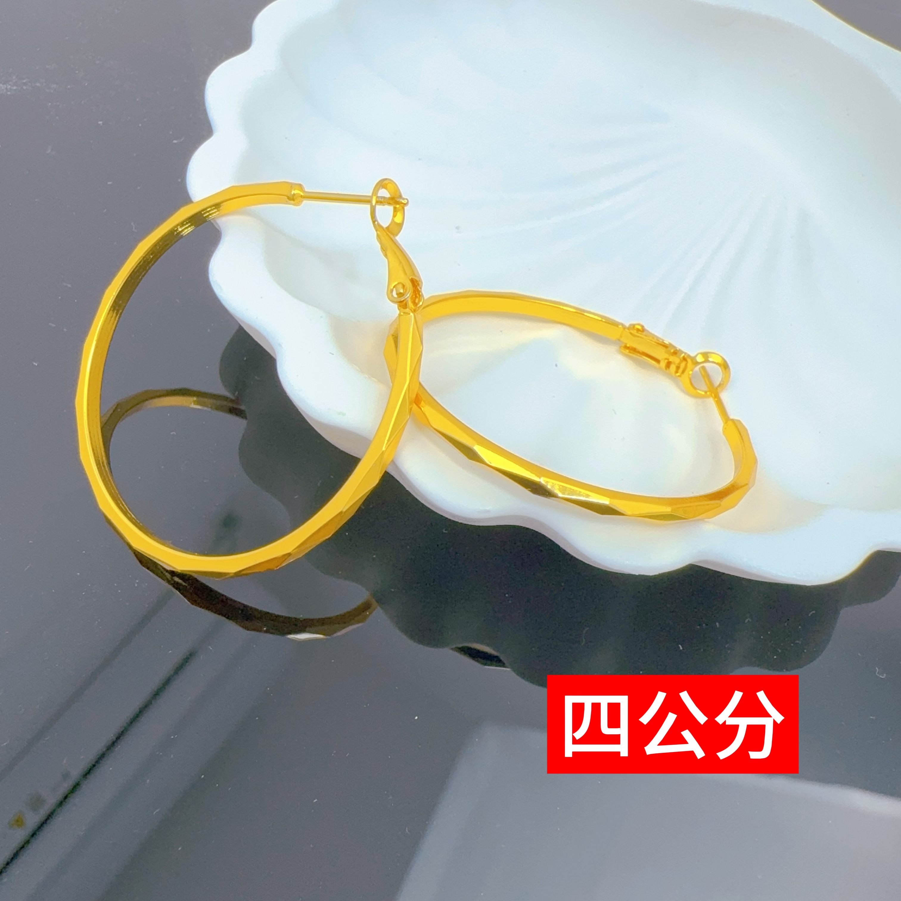 铜合金耳饰 颜色很正的金色菱格面弹力扣时尚百搭耳环（四公分）