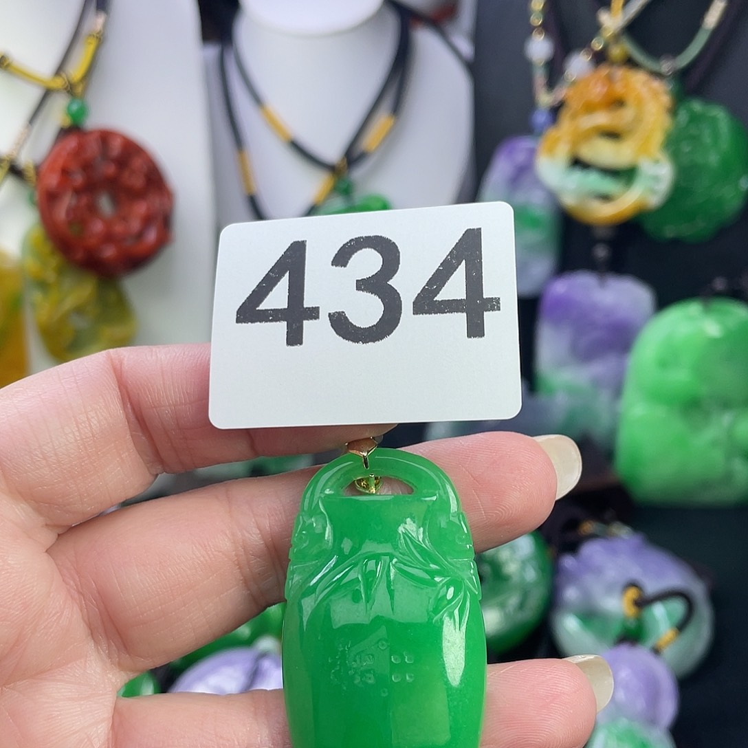 翡翠未镶嵌吊坠(赠链)