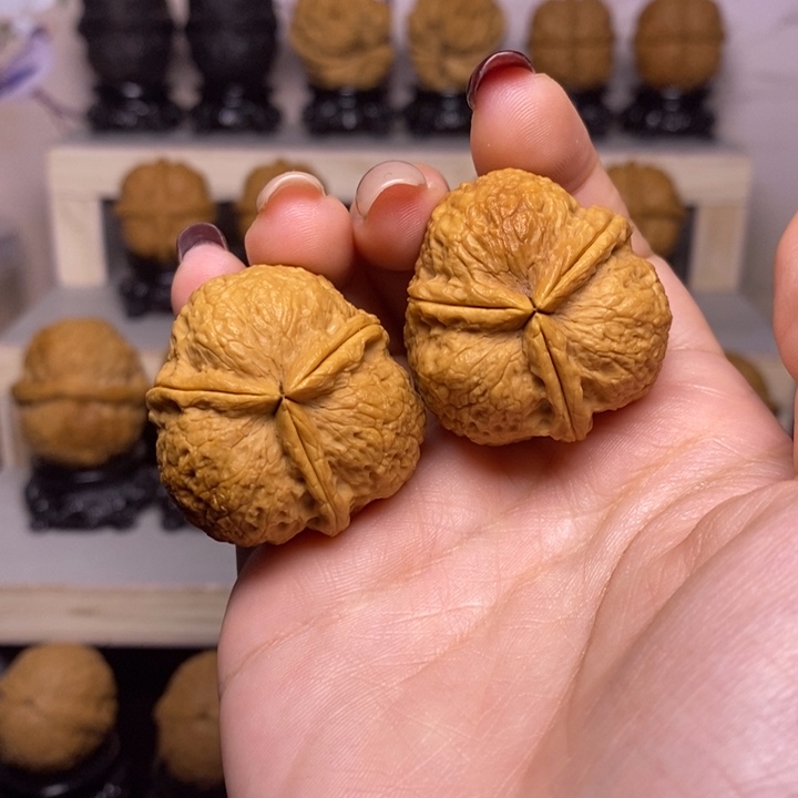 文玩核桃把件13Y—小三圆三棱35尺33克