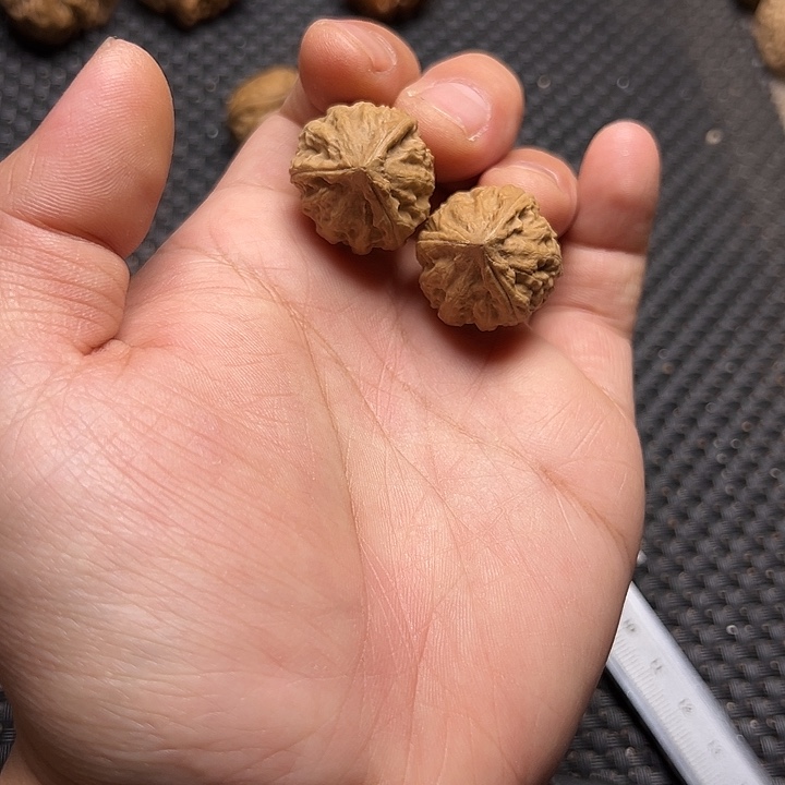 文玩核桃吊坠三棱