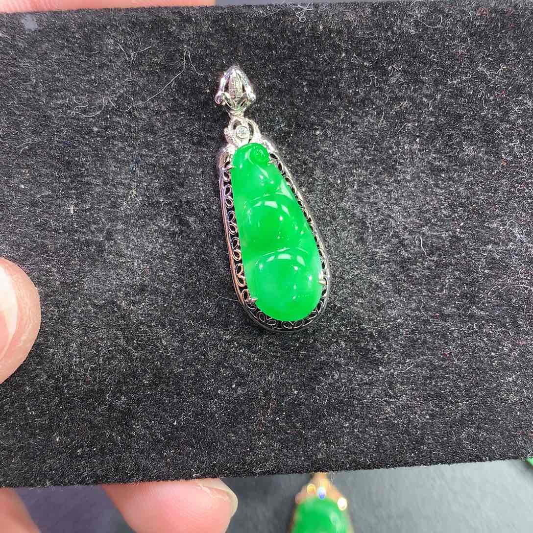 翡翠吊坠(赠链)18K金镶嵌远**面