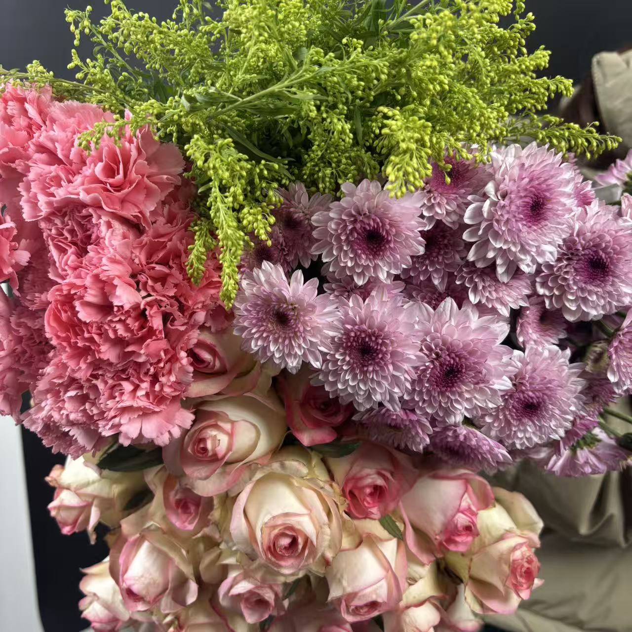 【艾粉絮语】艾莎5枝+小雏菊5枝+粉色康乃馨5枝+送配草1扎