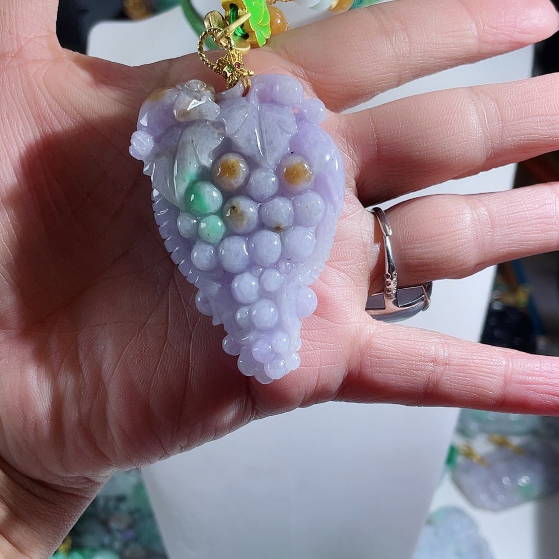 翡翠颈饰未镶嵌小*翡翠三彩葡萄