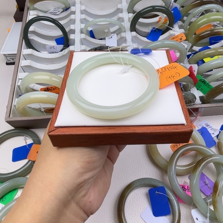 未镶嵌手镯和田玉七月