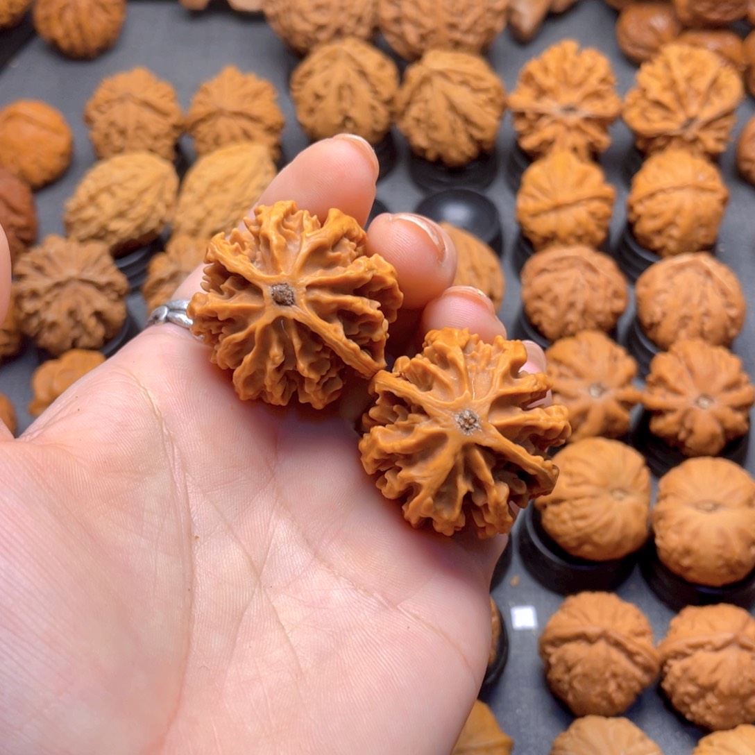 哪***哪核桃文玩把件粗筋灯笼