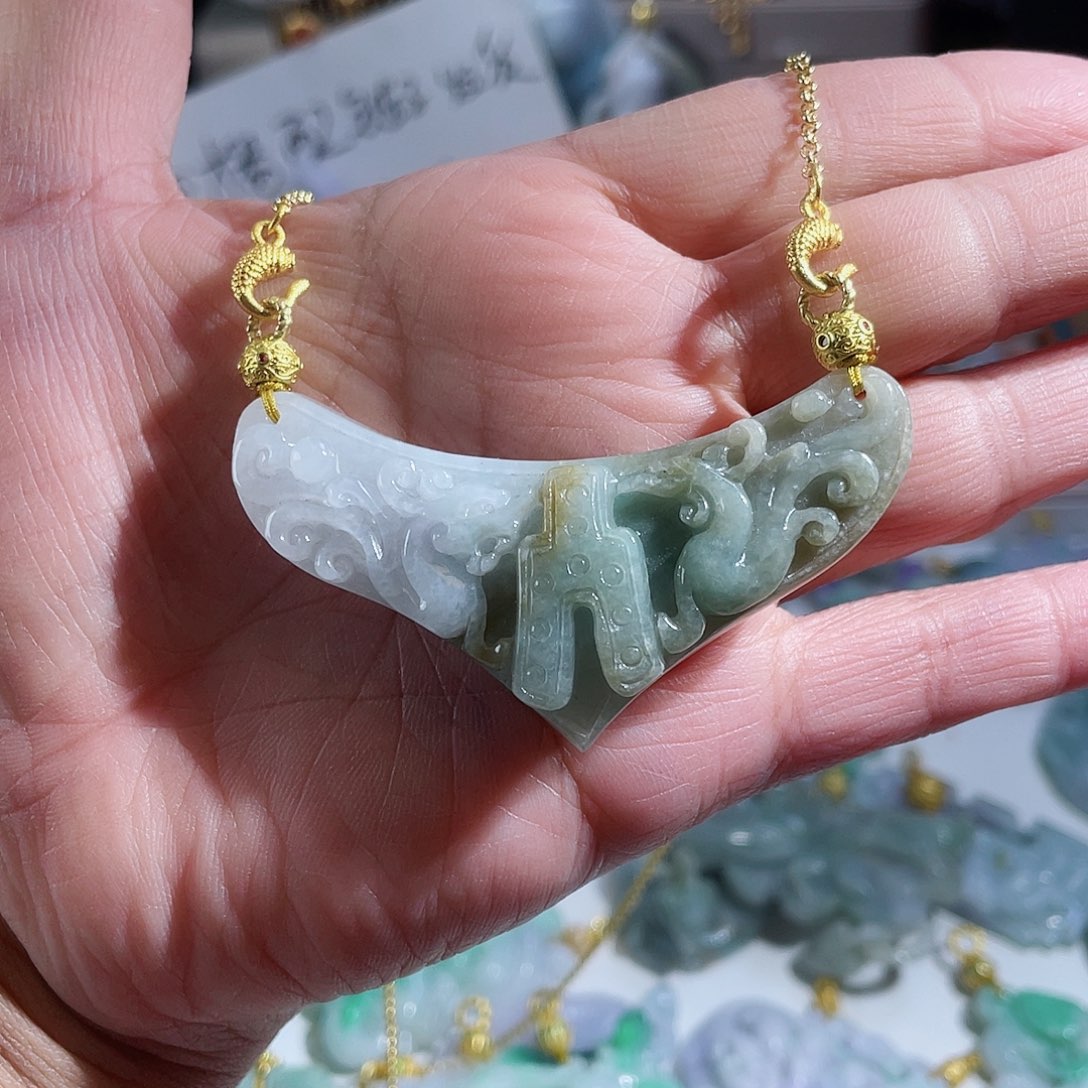 翡翠颈饰未镶嵌翡翠伤古弯弯