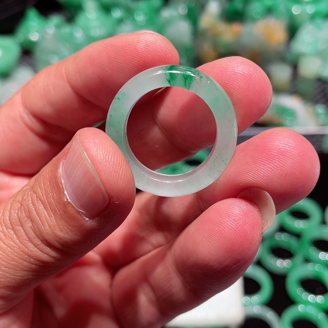 石英质玉戒指未镶嵌一**间