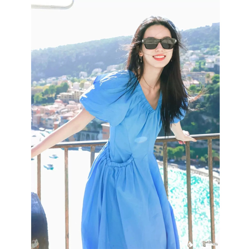周也同款蓝色泡泡袖V领连衣裙女夏季新款多巴胺收腰显瘦气质长裙