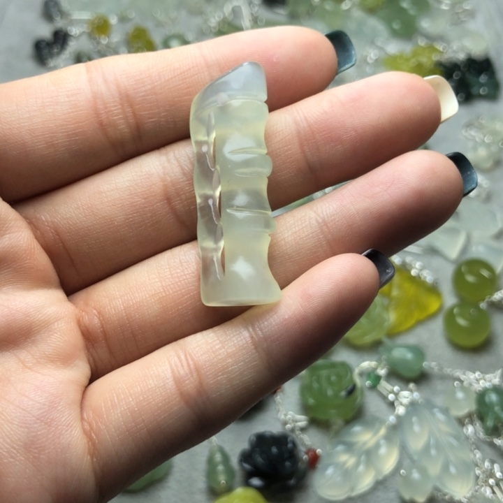 蛇纹石玉颈饰未镶嵌