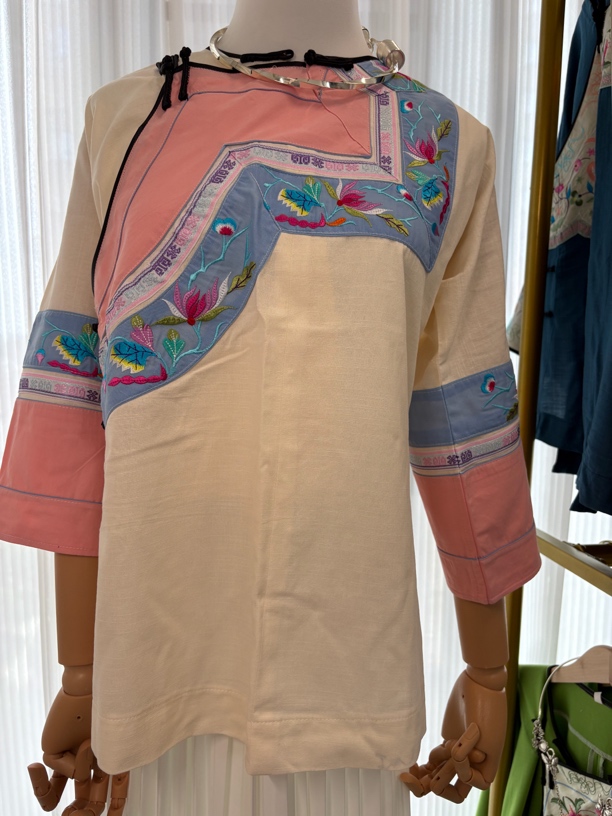 苗族单件刺绣上衣