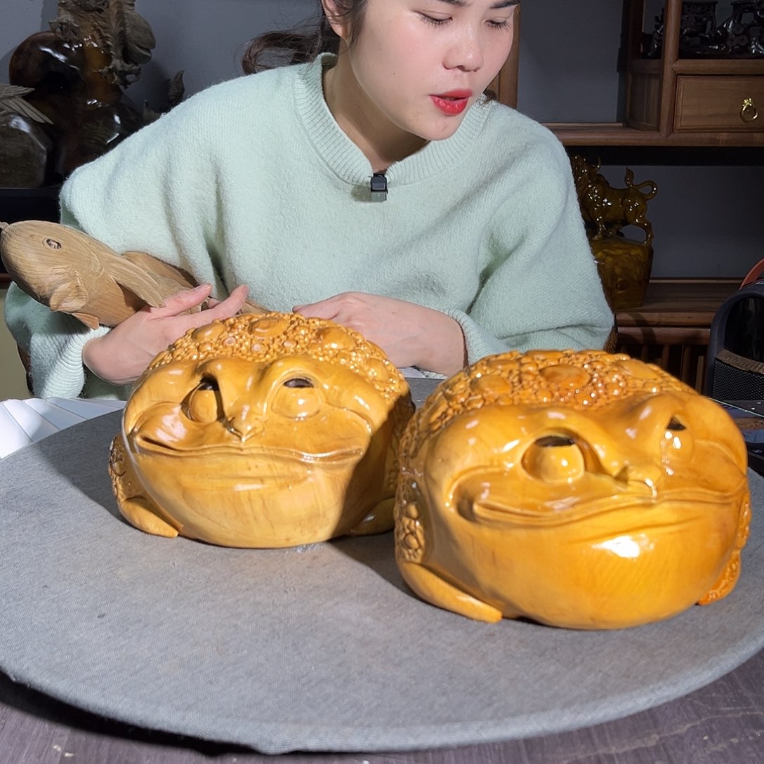 金丝楠?****?订做金蟾一对，黄的一个绿的一个500