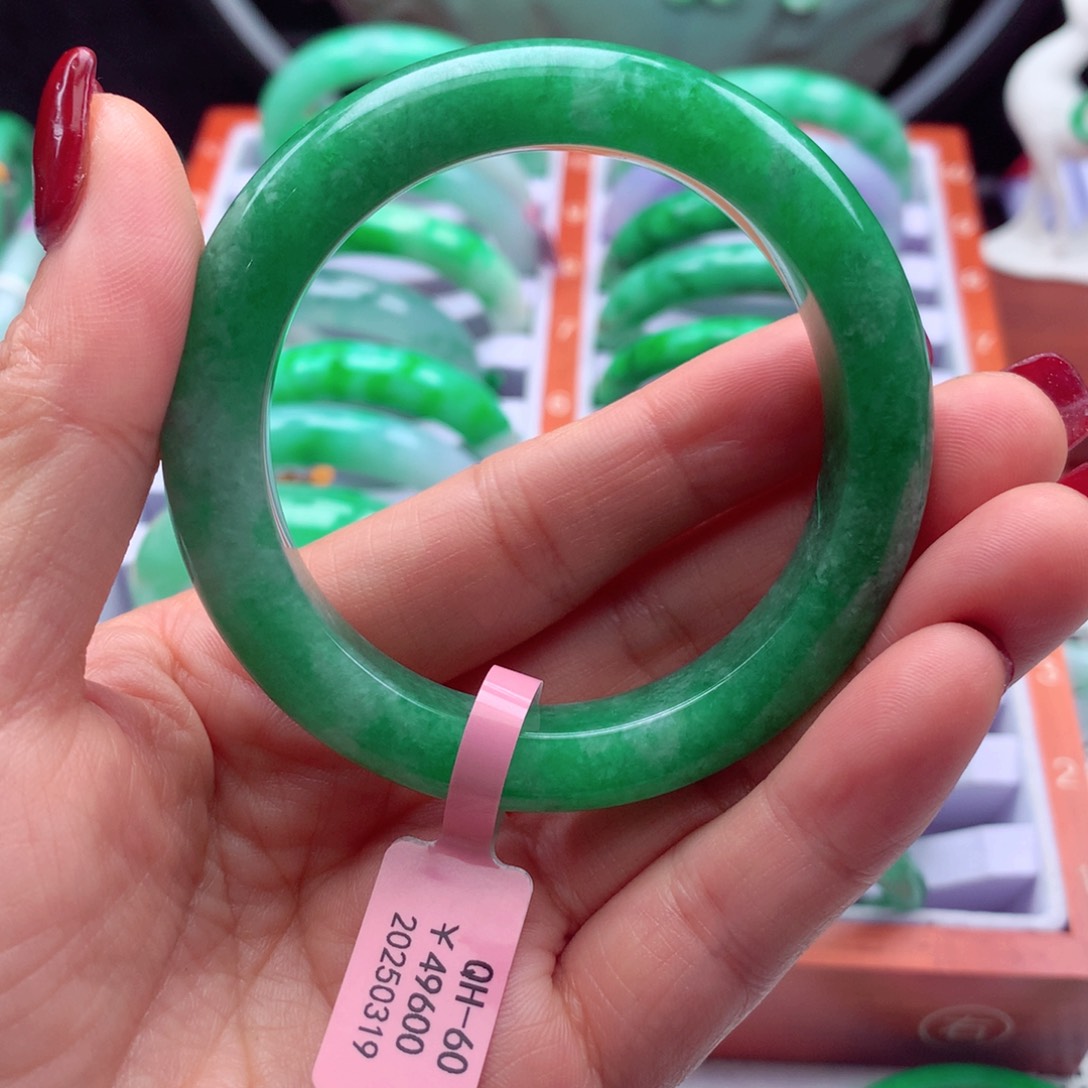 翡翠未镶嵌手镯回***姐天然翡翠