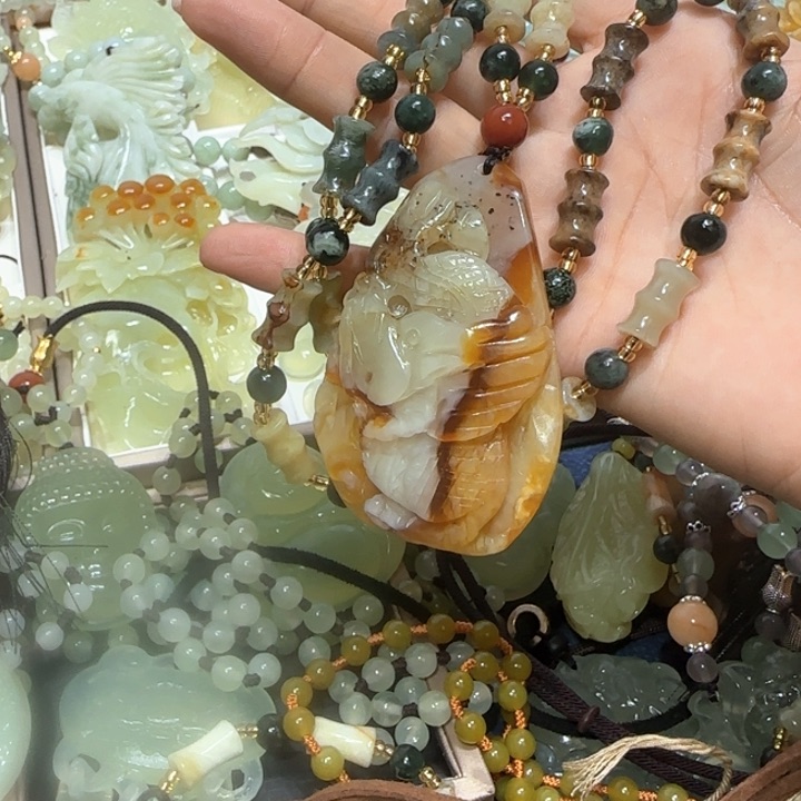 蛇纹石玉未镶嵌吊坠