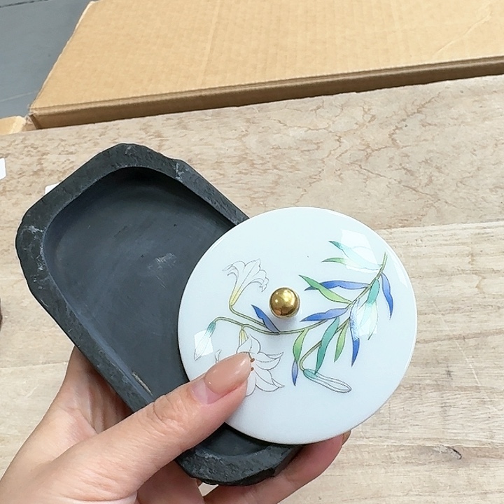 次**开精品瓷器。 瓷器。    